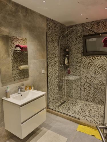 uma casa de banho com um chuveiro, um lavatório e uma banheira em Vue panoramique sur la baie de Tanger em Tânger