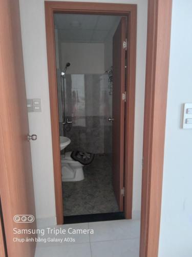baño con aseo y puerta de cristal en Căn hộ Hacom, en Phan Rang