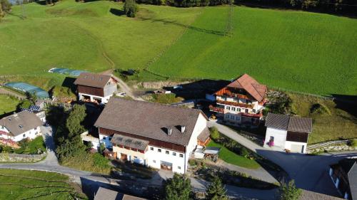 une vue aérienne sur une maison avec un champ vert dans l'établissement Apartment Talblick, à Sankt Michael im Lungau