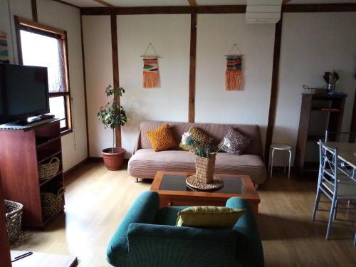 a living room with a couch and a table at Cabañas Rincón de Ten Ten in Castro