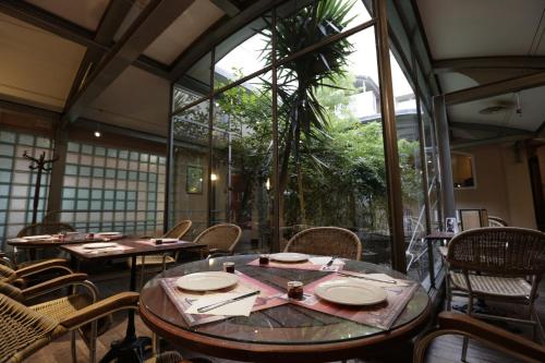 Restaurace v ubytování Hôtel Au Petit Caporal