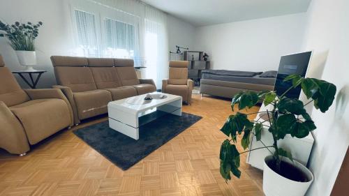 a living room with a couch and a table at RELAX APPARTEMENT - Graz in Graz