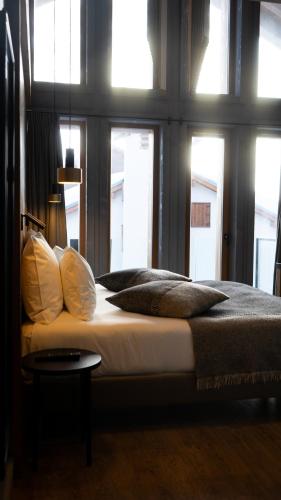 Ένα ή περισσότερα κρεβάτια σε δωμάτιο στο Hotel MONT-BLANC VAL D'ISERE