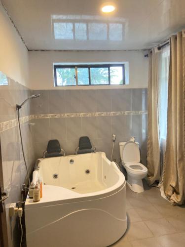 達累斯薩拉姆的住宿－Upper Hill Place，带浴缸和卫生间的浴室。