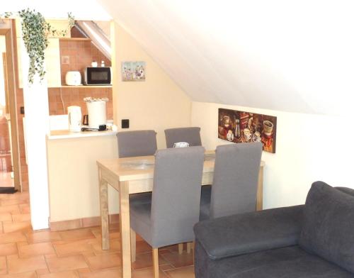 Cuisine ou kitchenette dans l'établissement Apartman Siesta Bük - Bükfürdő