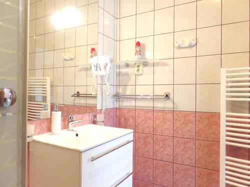 Salle de bains dans l'établissement Apartman Siesta Bük - Bükfürdő