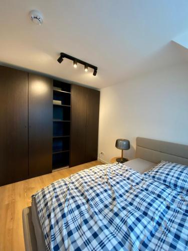 - une chambre dotée d'un lit avec une couverture bleue et blanche dans l'établissement Modernes Apartment in zentraler Lage, à Chemnitz