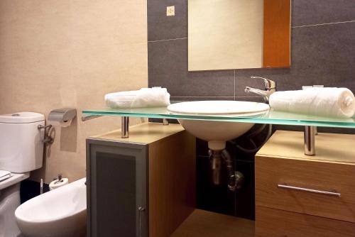 La salle de bains est pourvue d'un lavabo et de toilettes. dans l'établissement Complejo Turístico Marina Rey, à Vera