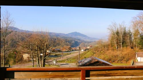 a window with a view of a mountain at Chalet idéal 4-8 pers avec garage 20 mn Gérardmer in Vienville