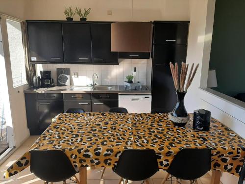 Кухня или мини-кухня в Ostrea 14 Roompot beach resort Kamperland

