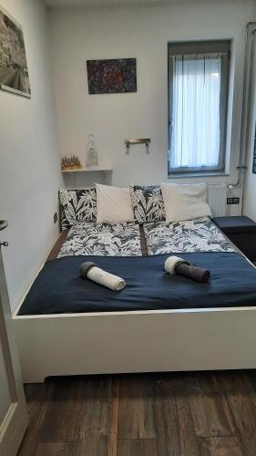 1 cama grande en una habitación con 2 almohadas en Pete Lajos Design Apartman, en Kaposvár