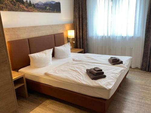 ein Schlafzimmer mit einem Bett mit zwei Handtüchern darauf in der Unterkunft Ferienwohnung Schwarzwaldnest Feldberg in Feldberg