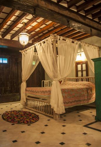 Ένα ή περισσότερα κρεβάτια σε δωμάτιο στο Dodhia Haveli