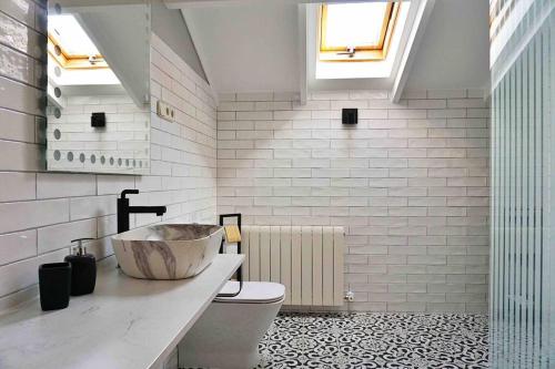 a bathroom with a sink and a toilet at La Encina, casa tranquila con excelentes vistas in Mesones