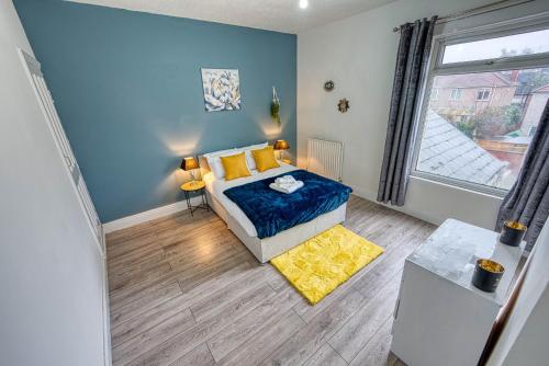 a small bedroom with a bed and a window at Stylish & Cosy in Coventry Garden Parking in Coventry