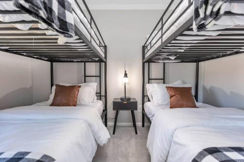 2 camas en una habitación con 2 camas en *NEW* Beautiful 3 floor Townhome with Sauna, en Manchester