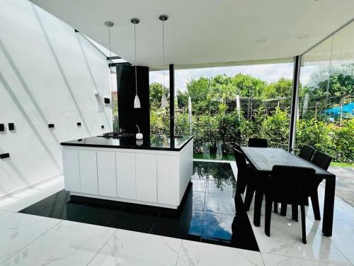 a kitchen and dining room with a table and chairs at ¡Quinta al Cielo! in Girardot