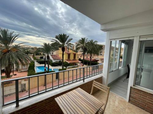 balcón con mesa y vistas a un complejo en Nice apartment near the sea, en Torrevieja