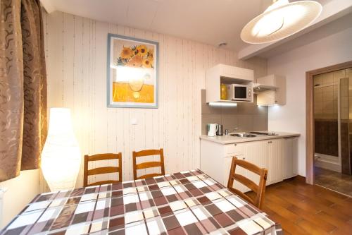Apartamenty Dobranoc - Wawer tesisinde mutfak veya mini mutfak
