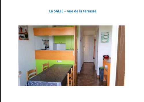 pusta kuchnia ze stołem w pokoju w obiekcie Appartement terrasse 1 chambre w mieście Porticcio
