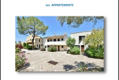 une image d'une maison avec allée dans l'établissement Appartement terrasse 1 chambre, à Porticcio