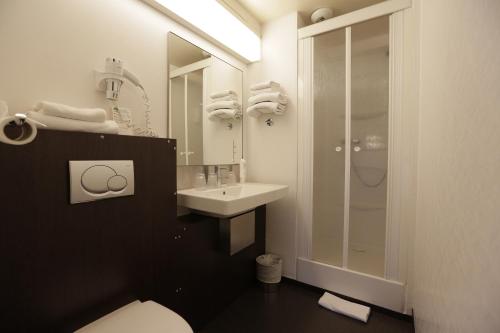 Koupelna v ubytování Hôtel Au Petit Caporal