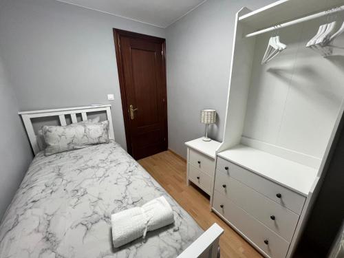 a bedroom with a bed and a dresser and a mirror at Apartamento Zaragoza Centro in Zaragoza