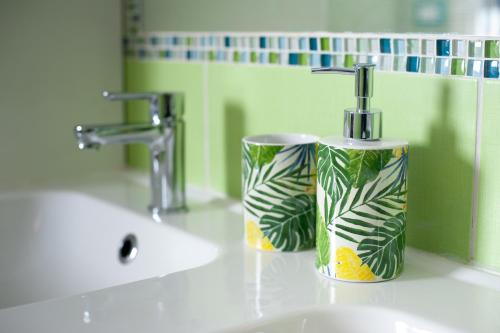 lavabo con secador de pelo y cepillo de dientes en La Casina Apartment, en Alghero