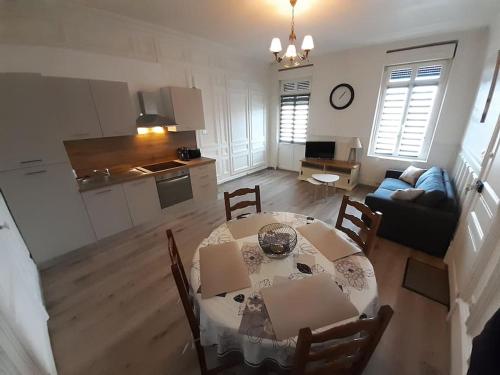 salon ze stołem i kuchnią w obiekcie Appartement Le Michel-Ange w mieście Mers-les-Bains