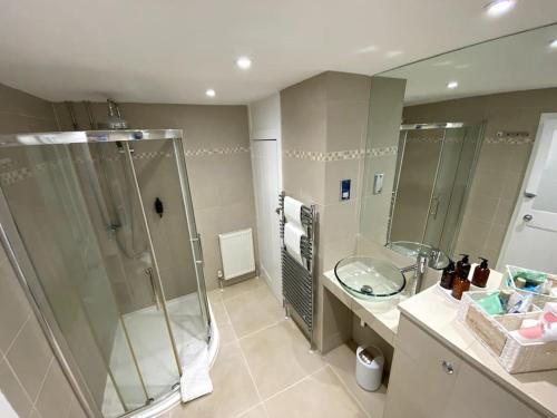 a bathroom with a shower and a sink at The Lost Lobster - 2 bedroom cottage with parking in Kent