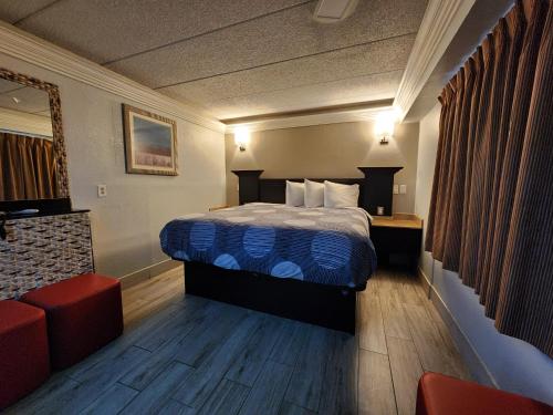 Ένα ή περισσότερα κρεβάτια σε δωμάτιο στο Americas Best Value Inn and Suites Little Rock