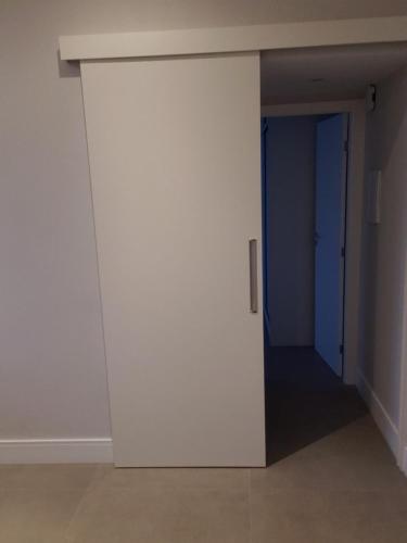 a large white wall in a room with a door at Apartamento reformado, tudo novo, Copa-Ipanema in Rio de Janeiro