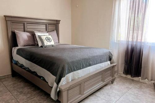 um quarto com uma cama e uma janela em Orsini Beach Apartment em Aguadilla