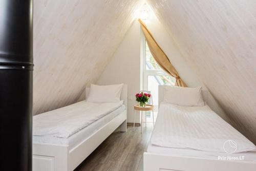- 2 lits blancs dans une chambre avec fenêtre dans l'établissement Grit House, à Palanga