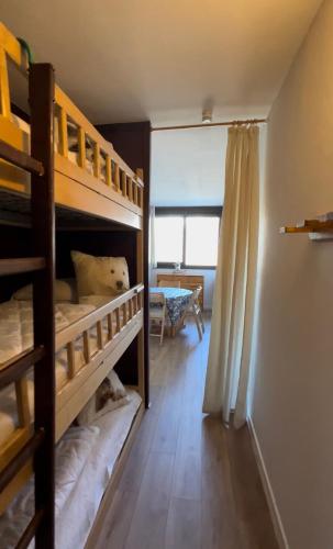 une chambre avec deux lits superposés et une fenêtre dans l'établissement Studio Saint Lary Pla d adet 5 couchages, à Saint-Lary-Soulan