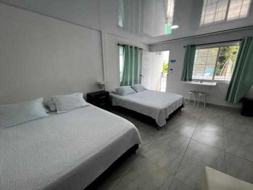 um quarto com 2 camas e uma janela em SWEET BREEZE em San Andrés