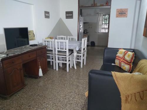 sala de estar con mesa y sillas en Encanto Urbano 2 en Villa Carlos Paz