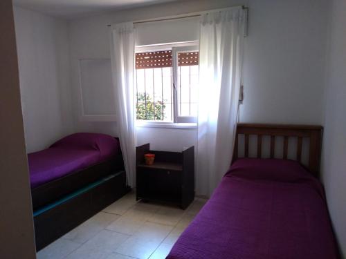 1 dormitorio con 2 camas y ventana en Encanto Urbano 2 en Villa Carlos Paz