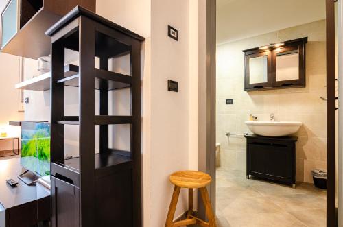 y baño con lavabo, aseo y taburete. en Large studio flat with private car park en Bolonia
