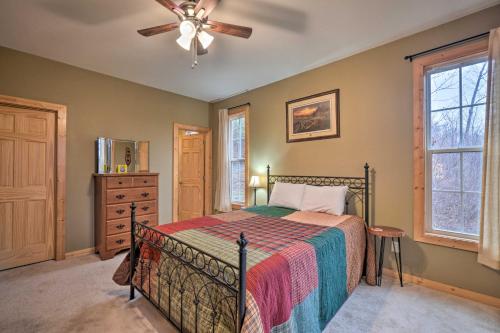 1 dormitorio con 1 cama y ventilador de techo en Sevierville Cabin with Lake Views and Wraparound Porch, en Sevierville