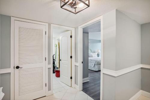 un couloir avec des portes blanches et une chambre dans l'établissement Madeira Vista 201, à St. Pete Beach