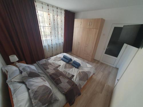 1 dormitorio con 1 cama con almohadas azules y TV en ZSE Residence en Constanza