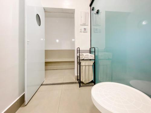 a bathroom with a toilet and a glass shower at Hotel Luxuoso na Paulista in São Paulo