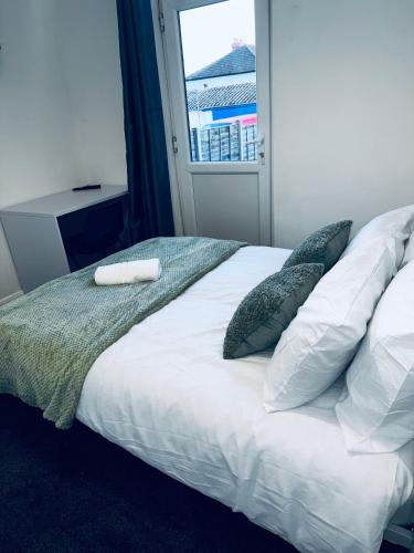 Un pat sau paturi într-o cameră la Stylish Town House - Modern double room - 2