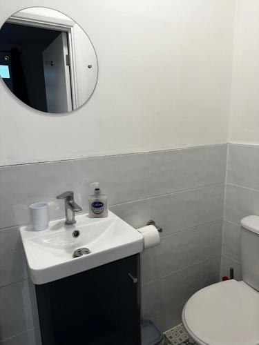 y baño con lavabo y espejo. en Stylish Town House - Modern double room - 2, en Parkside