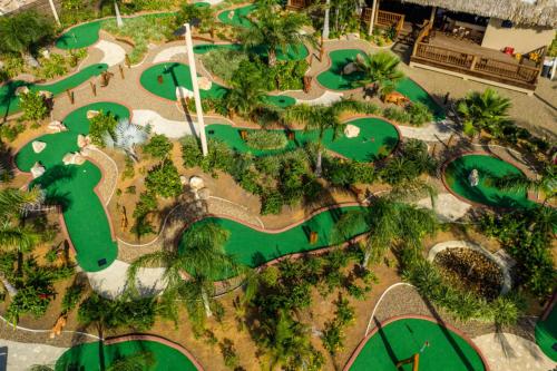 una vista aérea de un parque acuático con toboganes verdes en Michelo Suites en Placencia Village