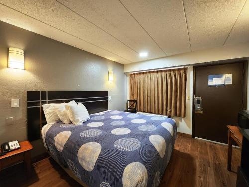 Ένα ή περισσότερα κρεβάτια σε δωμάτιο στο Americas Best Value Inn and Suites Little Rock