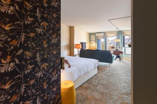 ポルトにあるアーバン アパートメント カーサ ダ ポルテラのベッドとデスクが備わるホテルルームです。