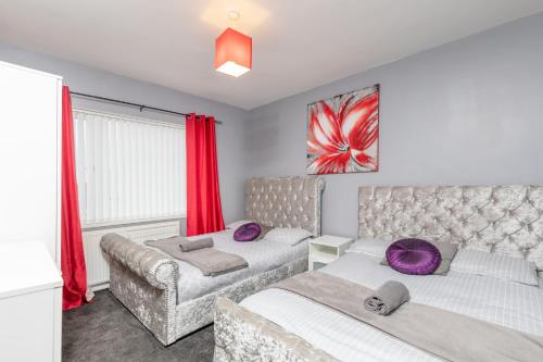 1 dormitorio con 2 camas y sofá en Tibbersley House Billingham With Parking en Stockton-on-Tees