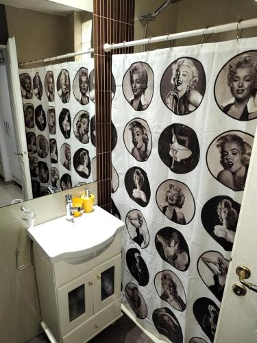 baño con cortina de ducha con retratos de presidentes en Departamento Fines de Semana y Feriados para 1 o 2 personas en Buenos Aires